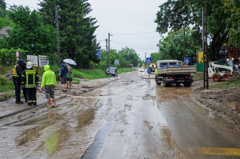 Vihar - A sár és törmelék miatt lezárták a 10-es főutat Üröm és Solymár között