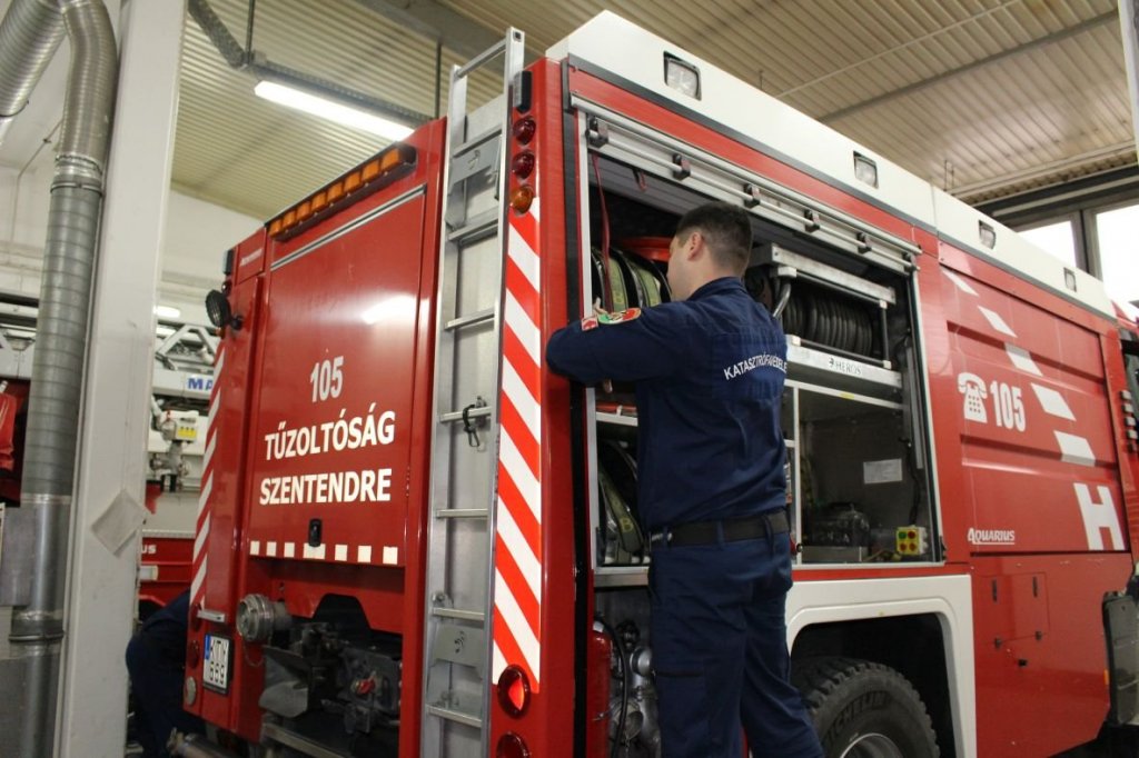 Szentendrei hivatásos tűzoltók oltottak