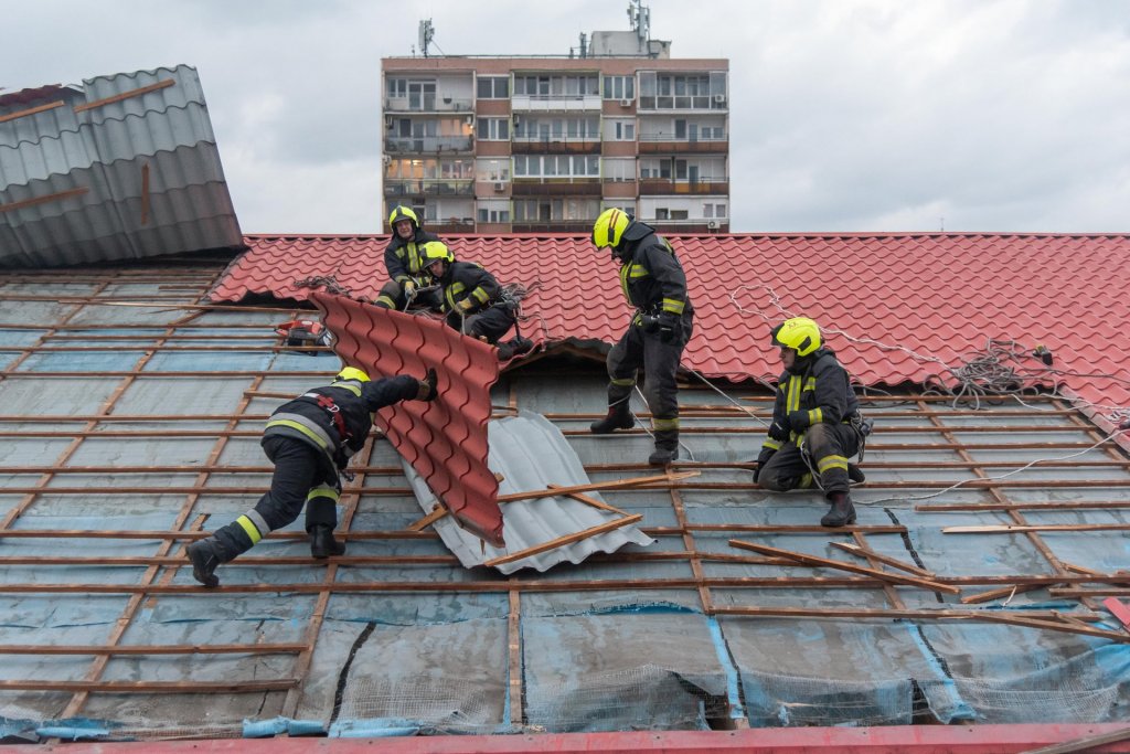Több mint kétszáz viharos káresethez riasztották a tűzoltókat hétfőn országszerte