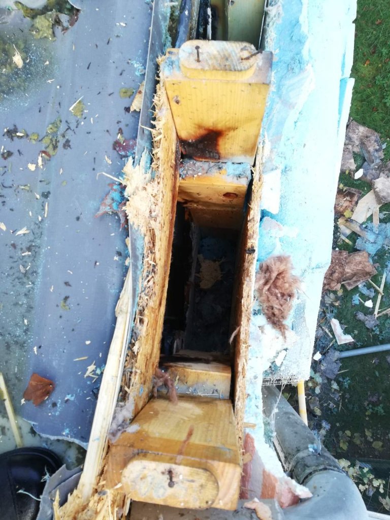 Kigyulladt egy ház tetőszerkezete Budakalászon