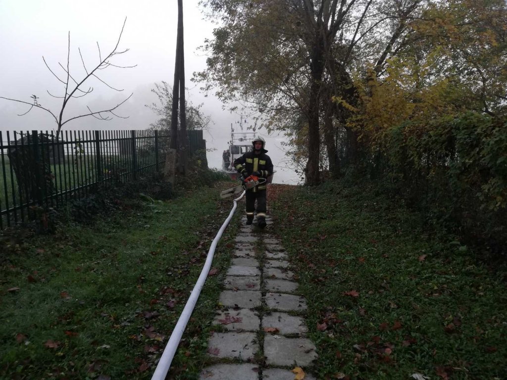 Kigyulladt egy ház tetőszerkezete Budakalászon