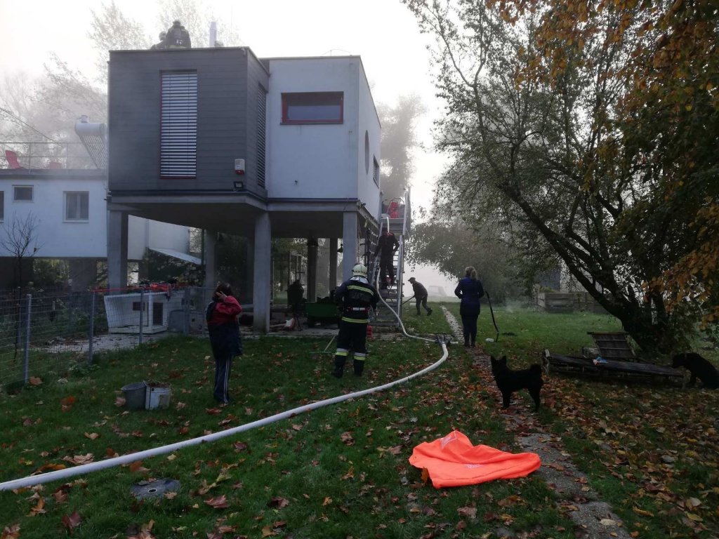 Kigyulladt egy ház tetőszerkezete Budakalászon