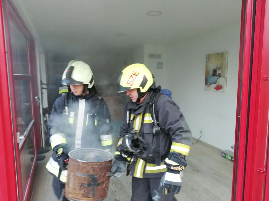 Kigyulladt egy ház tetőszerkezete Budakalászon