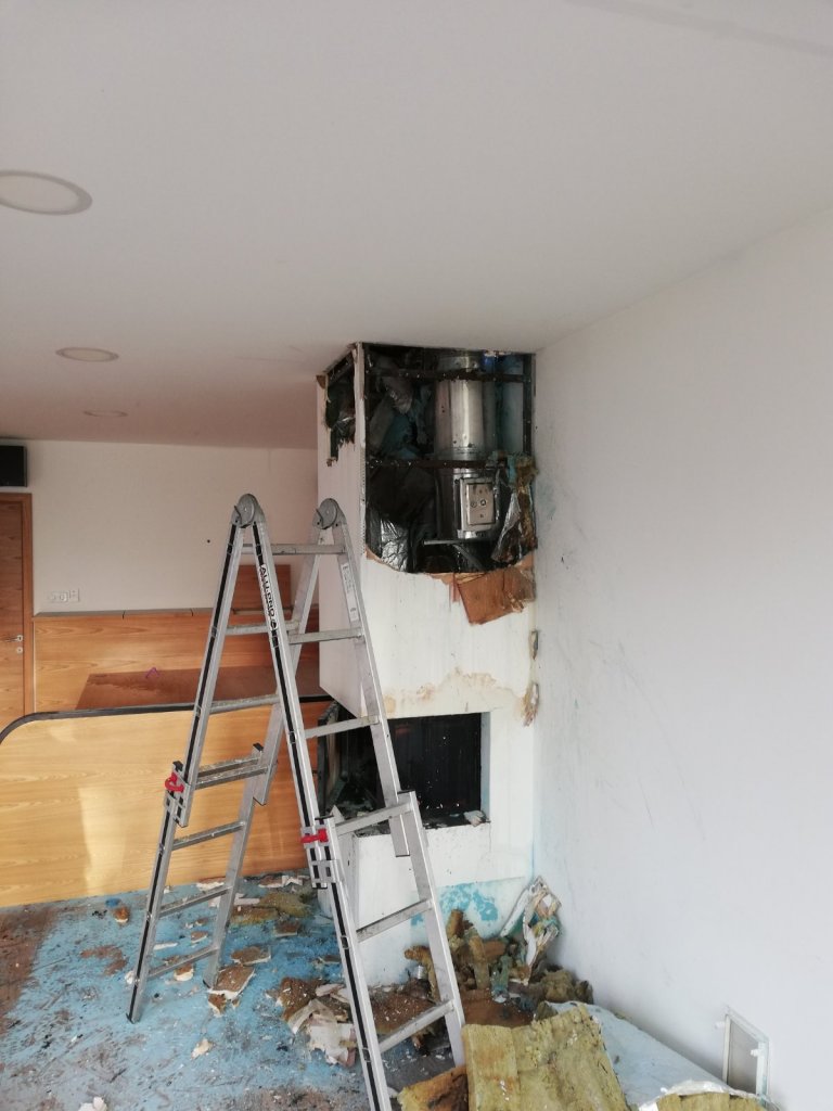 Kigyulladt egy ház tetőszerkezete Budakalászon