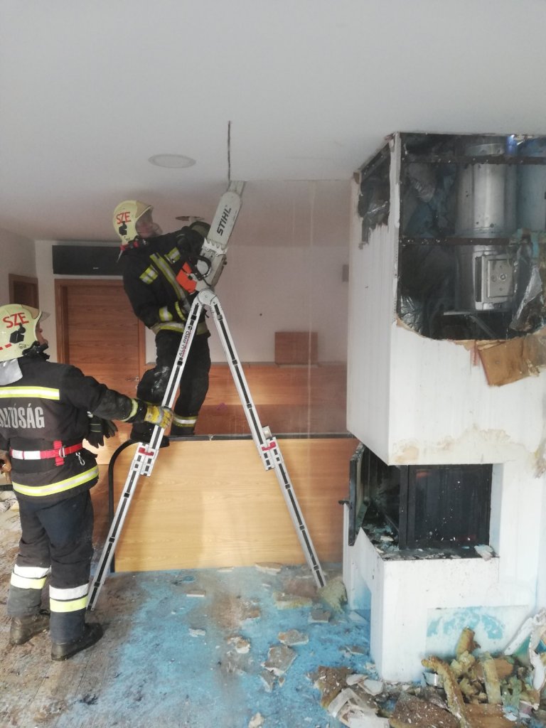 Kigyulladt egy ház tetőszerkezete Budakalászon