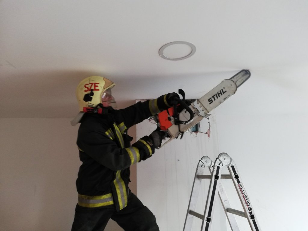 Kigyulladt egy ház tetőszerkezete Budakalászon