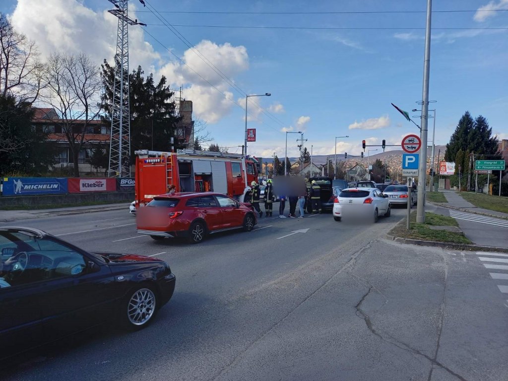 Egymásba futott két autó Szentendrén