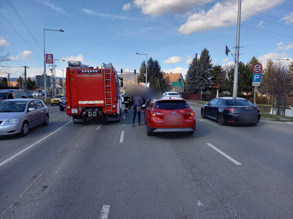 Egymásba futott két autó Szentendrén