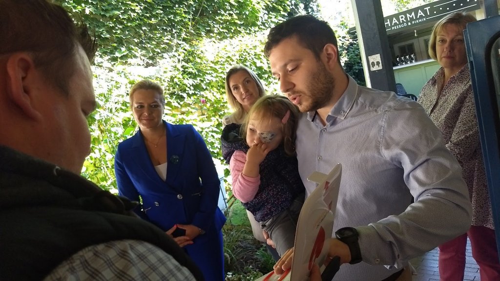 Defibrillátort helyeztek ki a Tourinform Iroda udvarán 