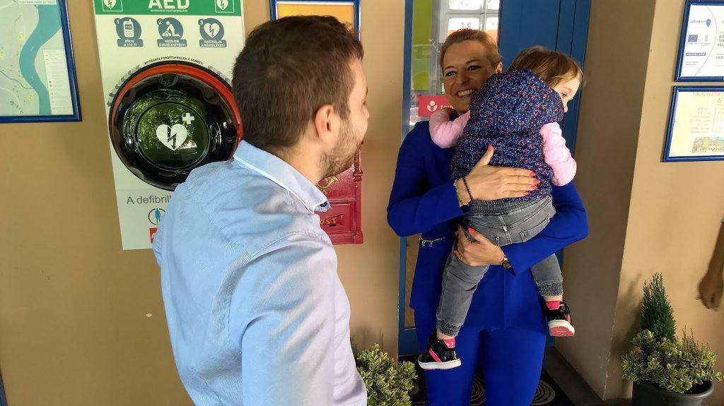 Defibrillátort helyeztek ki a Tourinform Iroda udvarán 