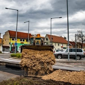 Jövő héten már parkolhatunk az ideiglenes parkolóban a leégett Spar helyén