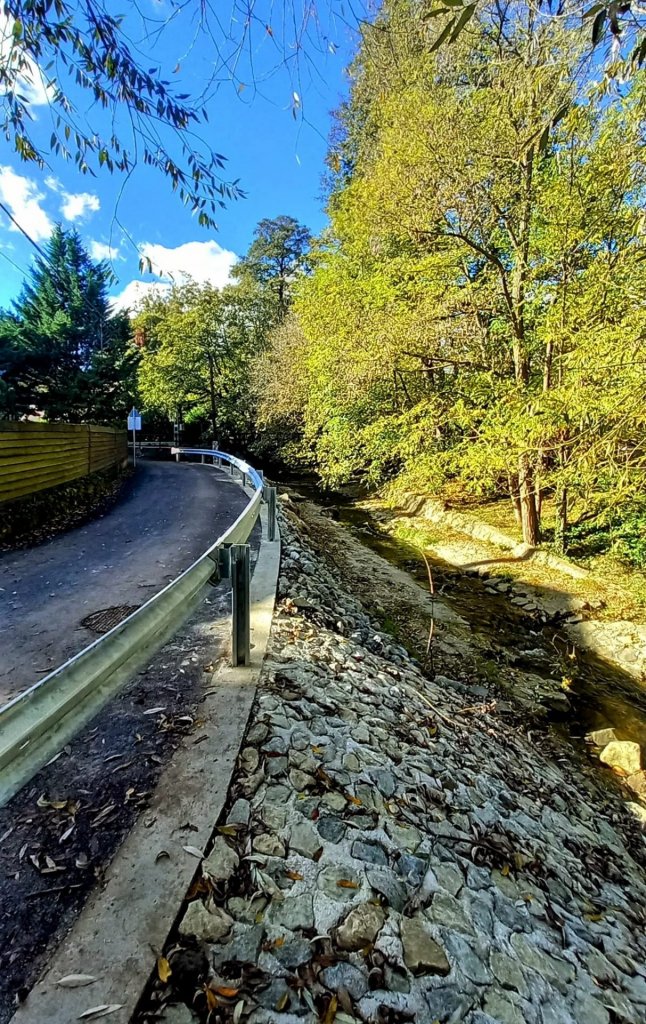 Nem kell szalagkorláttal védeni a kerékpáros nyomvonalat a Szegedi utcai gázló előtt