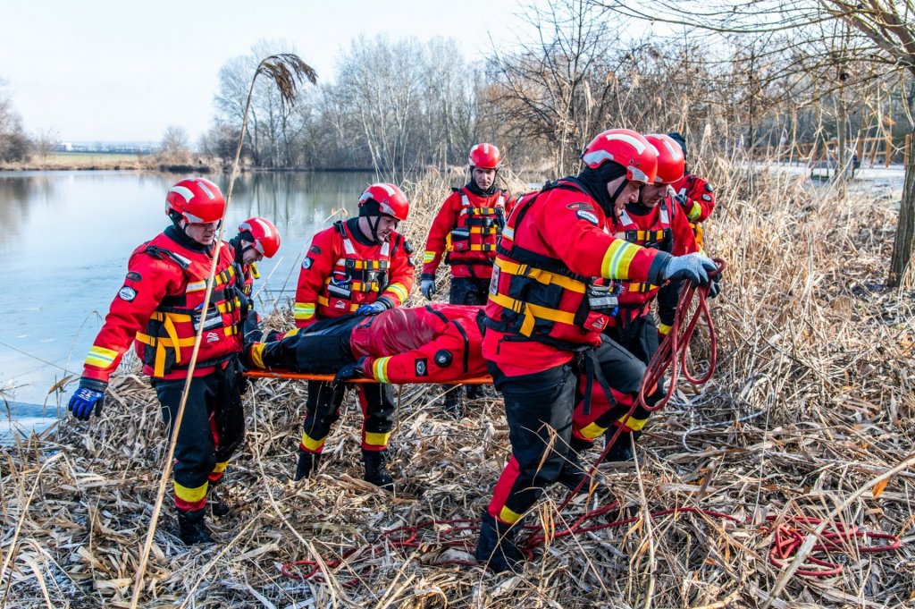 Jégen gyakorolt a HUNOR