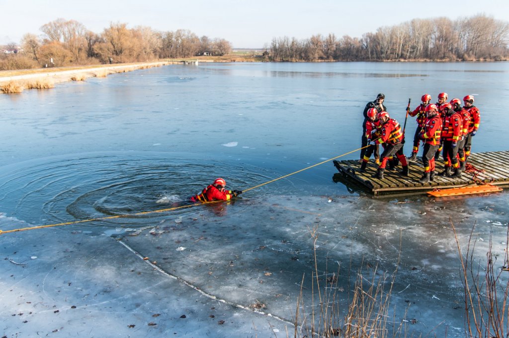 Jégen gyakorolt a HUNOR
