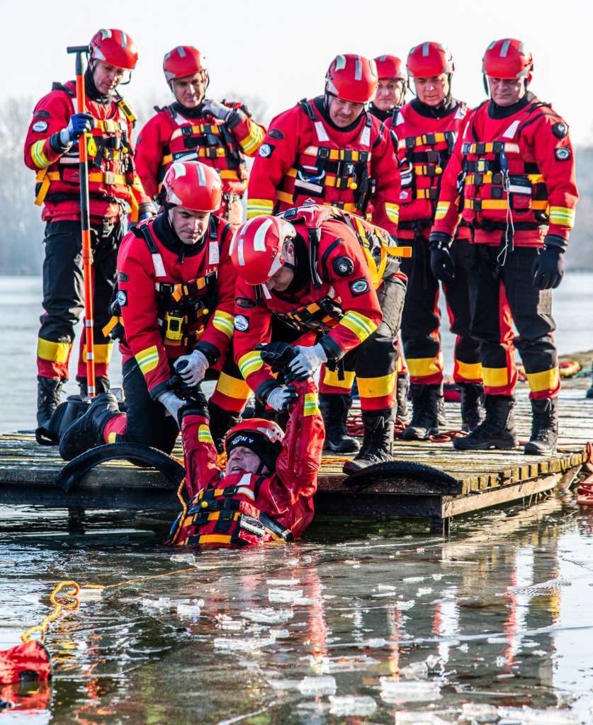 Jégen gyakorolt a HUNOR