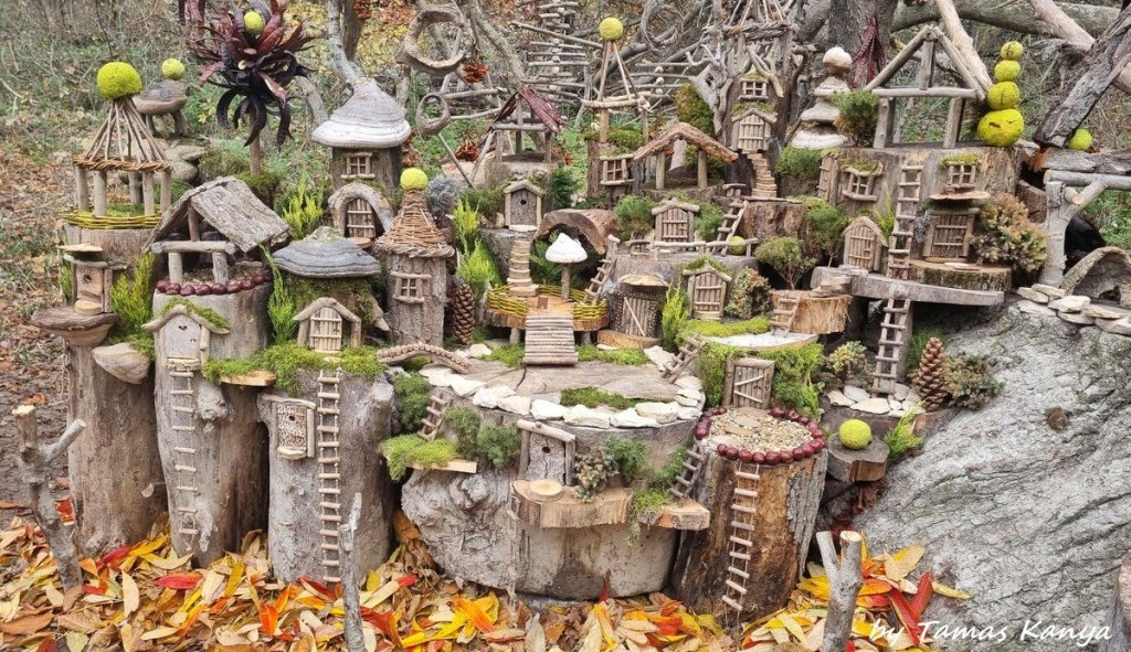 Az árvíz miatt újra kellett építeni Manófalvát, a madarak és mókusok városát