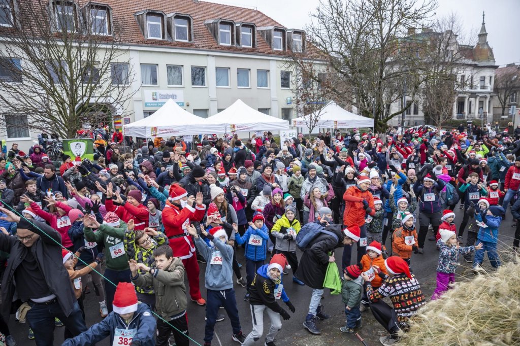 758 résztvevővel, közel egy tonna adományt sikerült gyűjteni a Mikulásfutáson