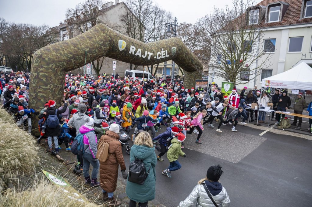 758 résztvevővel, közel egy tonna adományt sikerült gyűjteni a Mikulásfutáson