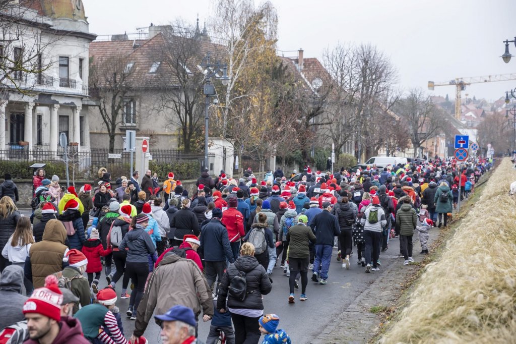 758 résztvevővel, közel egy tonna adományt sikerült gyűjteni a Mikulásfutáson