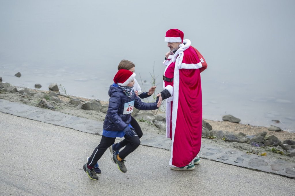 758 résztvevővel, közel egy tonna adományt sikerült gyűjteni a Mikulásfutáson