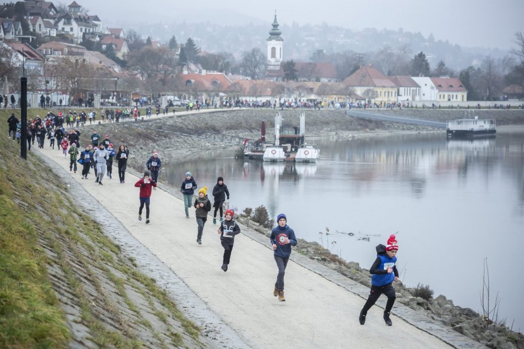 758 résztvevővel, közel egy tonna adományt sikerült gyűjteni a Mikulásfutáson