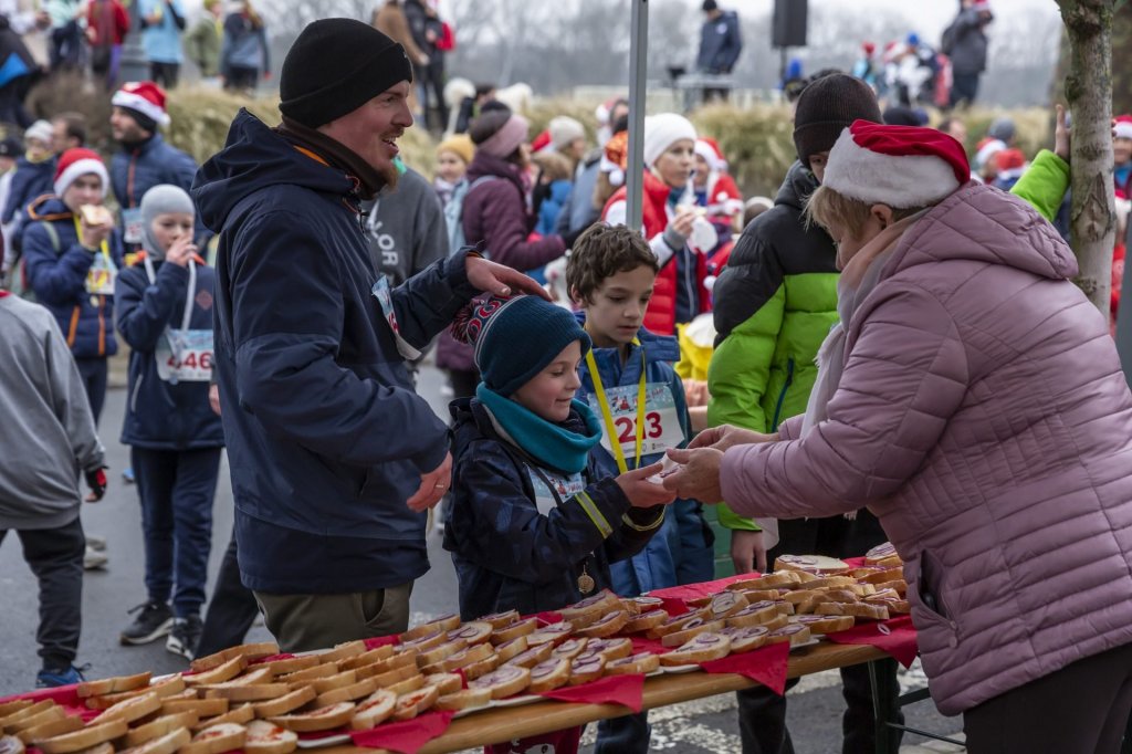 758 résztvevővel, közel egy tonna adományt sikerült gyűjteni a Mikulásfutáson