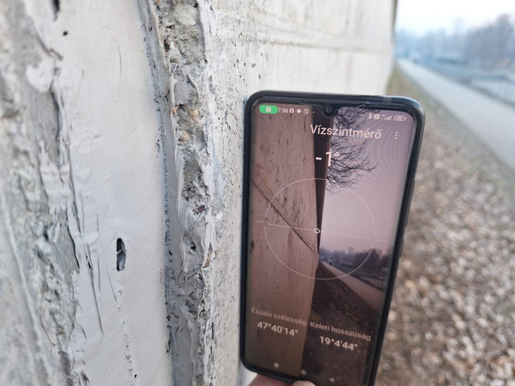 Három fa veszélyezteti az árvízi védművet a belvárosban