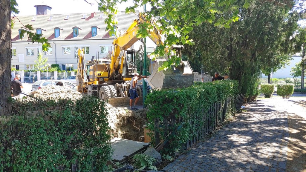 Megkezdődött az Áprily Lajos téri használaton kívüli benzinkút bontása