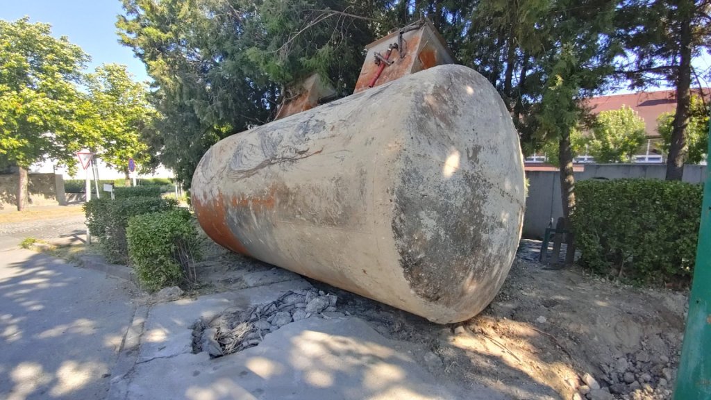 Megkezdődött az Áprily Lajos téri használaton kívüli benzinkút bontása