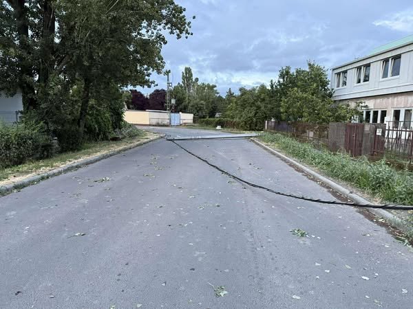 Balesetveszélyes villanyoszlopok a Kőzúzó és a Rózsa utcában – fokozott óvatosságra intenek a hatóságok