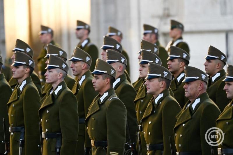 Az aradi vértanúkra emlékeztek – félárbócon a nemzeti lobogó az Országház előtt