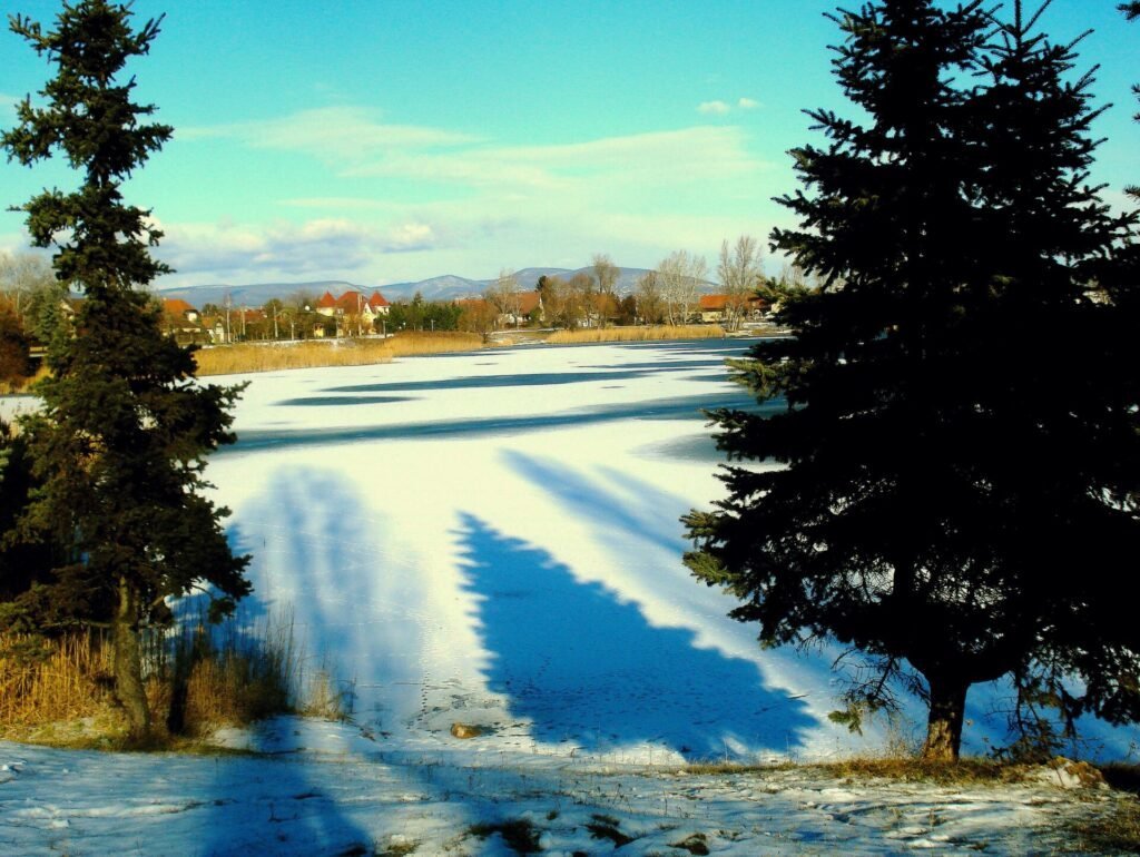 Tilos és életveszélyes a befagyott tavak jegére lépni
