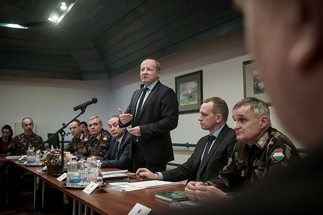Szentendrén egyeztetett a honvédelmi miniszter