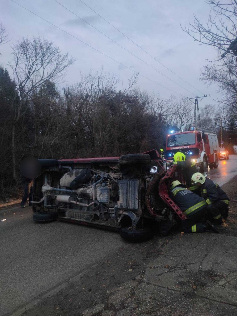 Oldalára borult egy gépkocsi