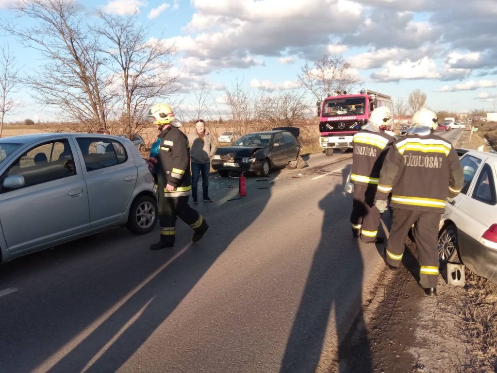 Egy könnyű sérültje volt a négyes karambolnak!