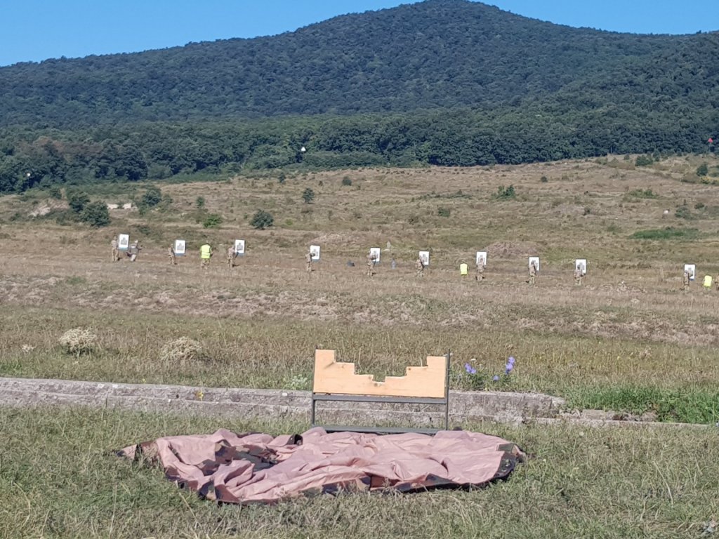 Kézigránát, gépkarabély, pisztoly:  katonák gyakorlatoztak az Izbégi lőtéren