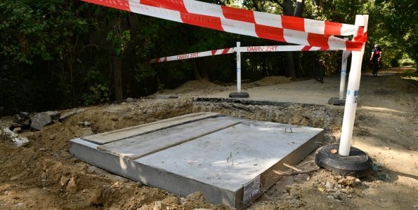 Megérkezett az első fedlap a kerékpárút lezárt szakaszára 