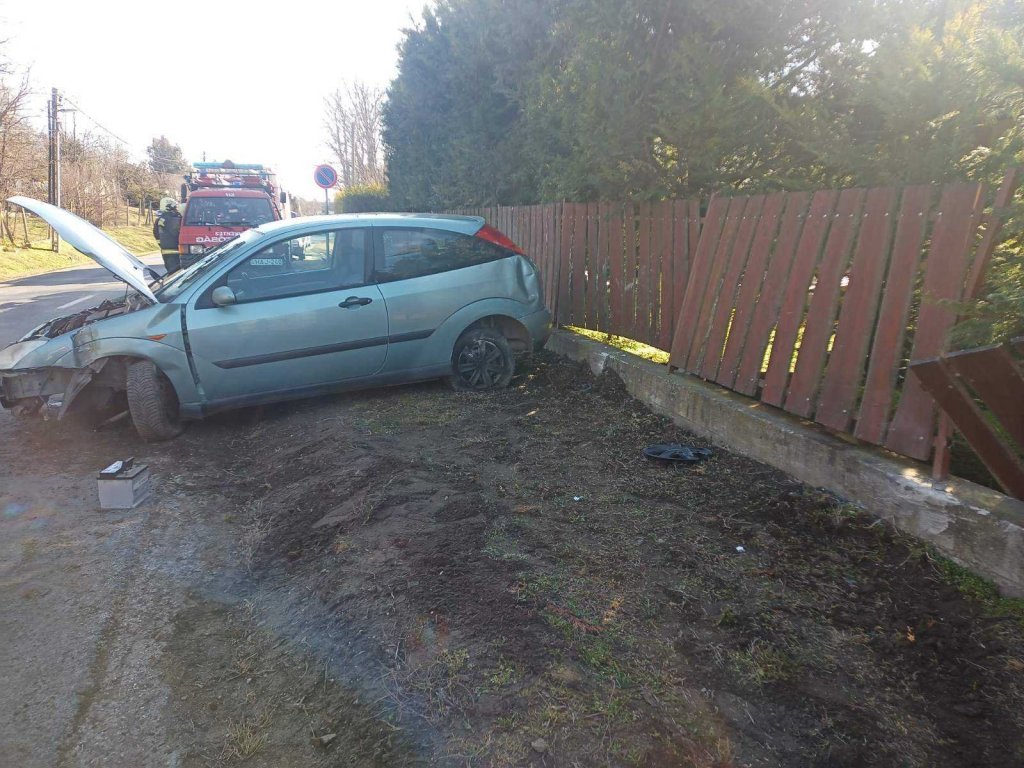 Lesodródott az úttestről és családi ház kerítésének ütközött egy személygépkocsi