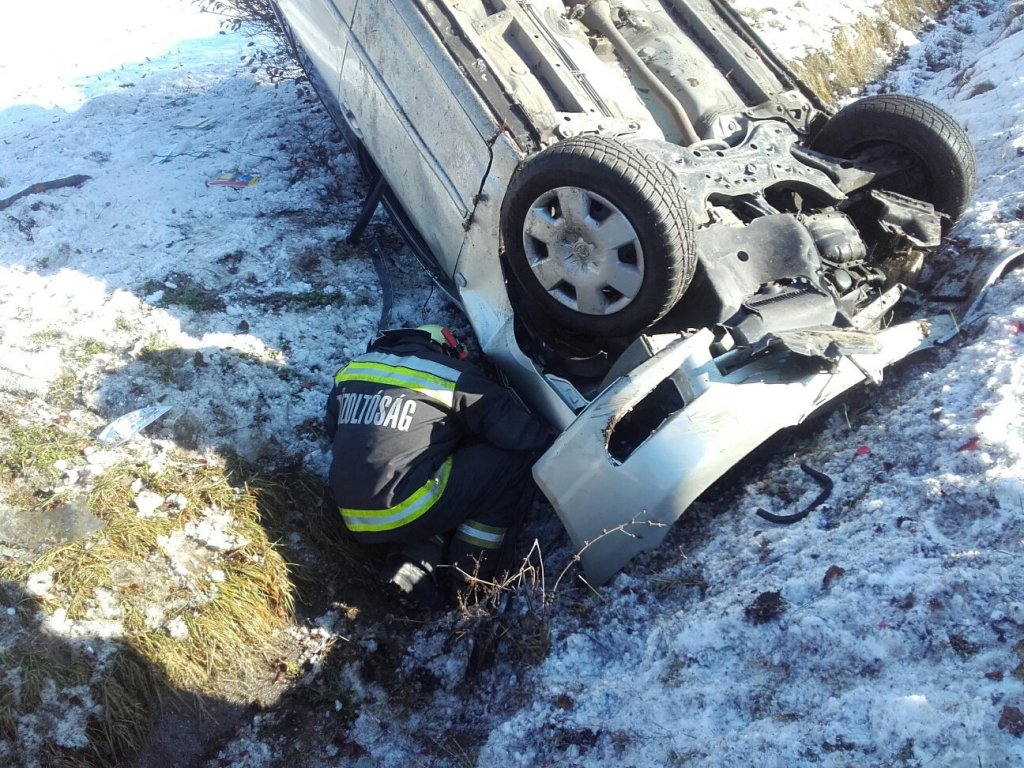 Árokba hajtott és felborult egy autó Pomázon!