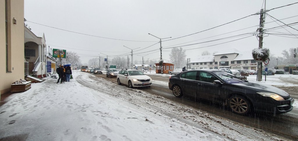 Lassú a haladás -A havas eső és havazás miatt az útburkolat mindenhol csúszós