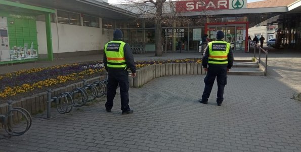 A Rendészet munkatársai felügyelik a járványügyek betartását