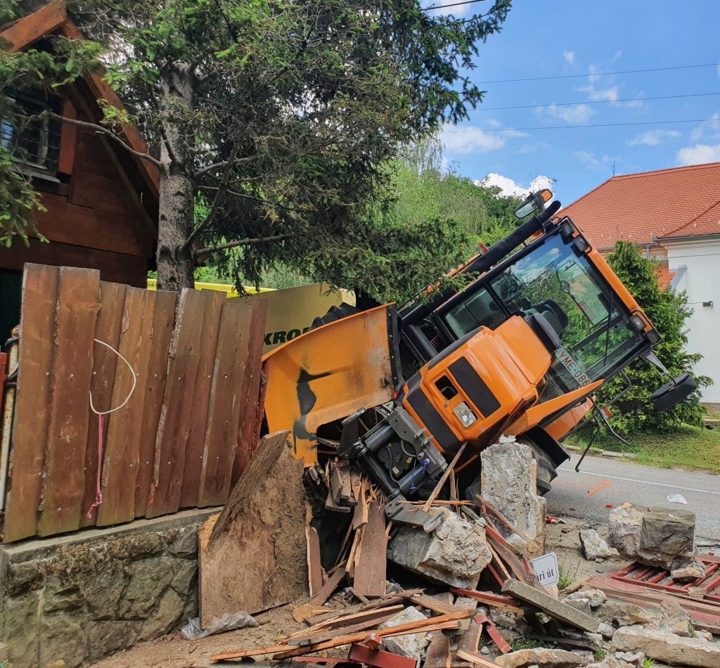 Oldalára borult egy munkagép Csobánkán