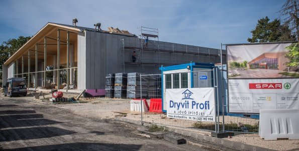 Felkerült a tető az épülő SPAR áruházra, augusztus végére elkészül az új parkoló