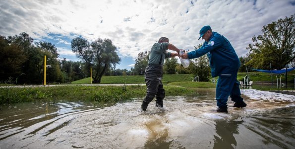 Lesúlyozták a Postás strand fasétányát, hogy el ne vigye az áradat