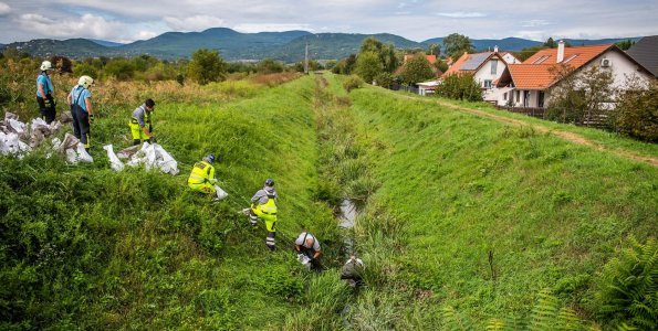 A Dera patak zsilipjét lezárták, hogy ne tudjon visszaduzzadni a víz a vízelvezető árokba
