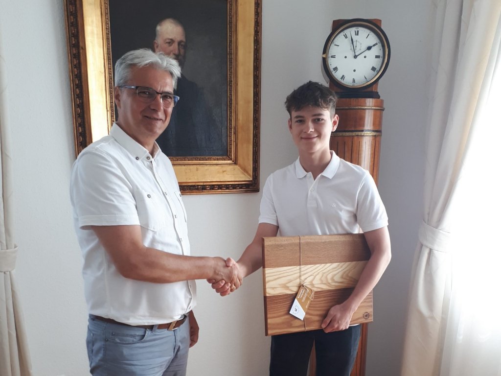 Fiatal szentendrei faműves készítette az ünnepi kenyérszentelés vágódeszkáját