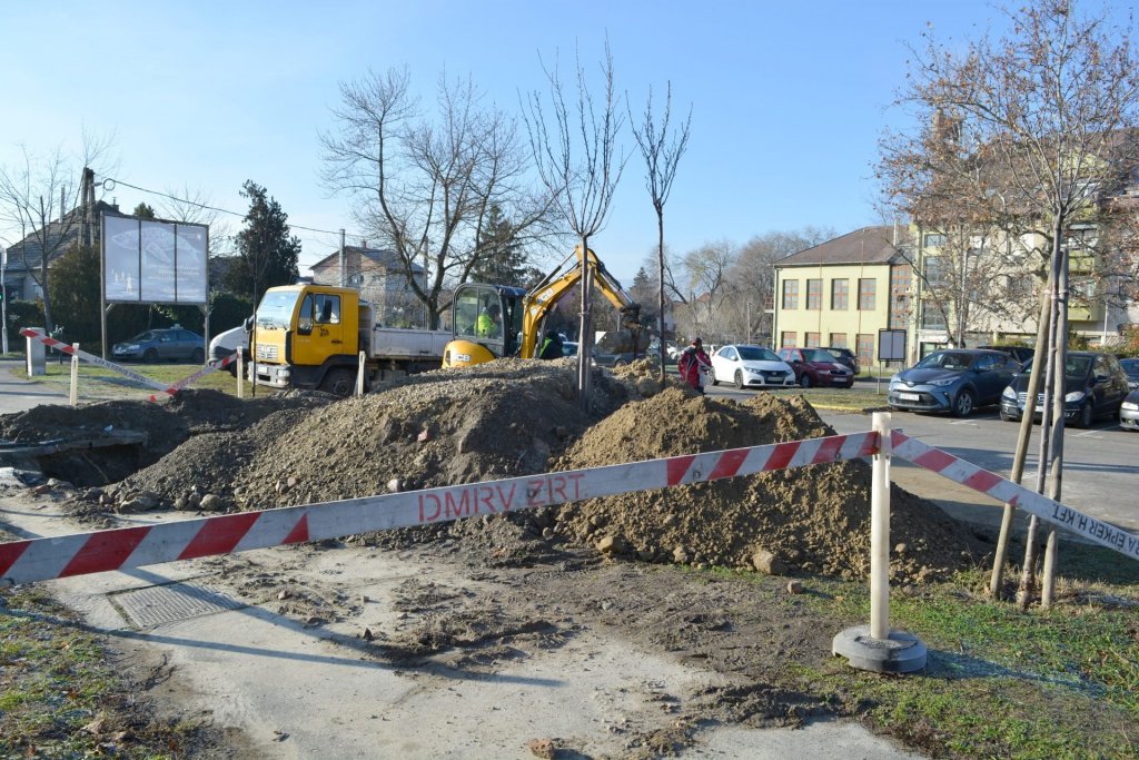 Zöldterületeket is érintenek a 11-es úti közműfelújítások Szentendrén