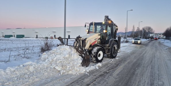 Hóátfúvások nehezítik a közlekedést, újabb csapadék érkezik hétfő éjszaka