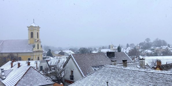 Mediterrán ciklon hozott havazást Szentendrére – Folyamatos a síkosságmentesítés a városban