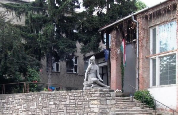 Összehordott hulladék és bútor égett